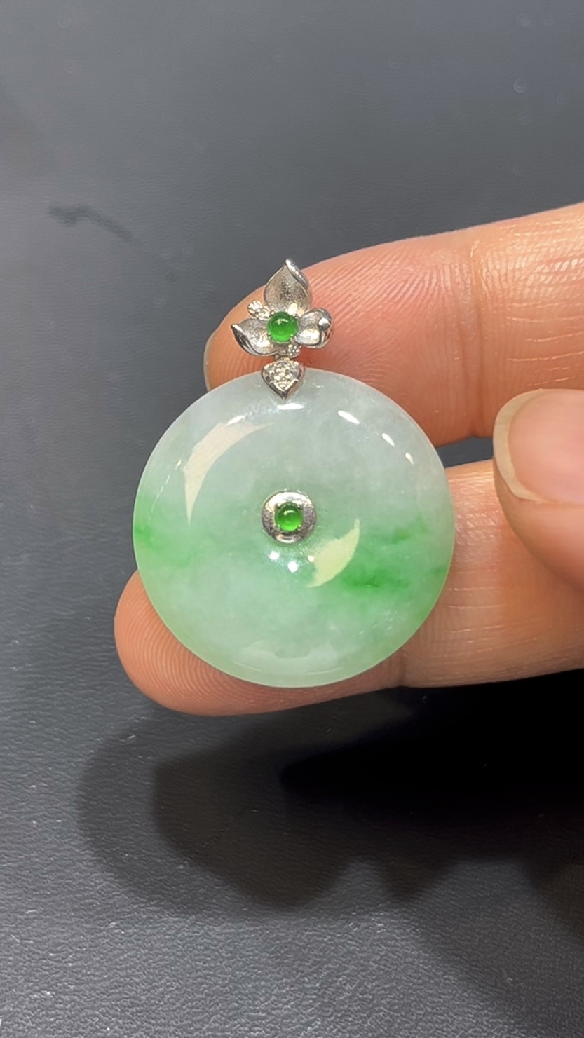 翡翠平安扣吊墜|白底青玉料 × 18K金花扣 × 女士小巧精品 × 性價比之選|典雅翡翠推薦 #739 1 翡翠平安扣吊墜|白底青玉料 × 18K金花扣 × 女士小巧精品 × 性價比之選|典雅翡翠推薦 #739