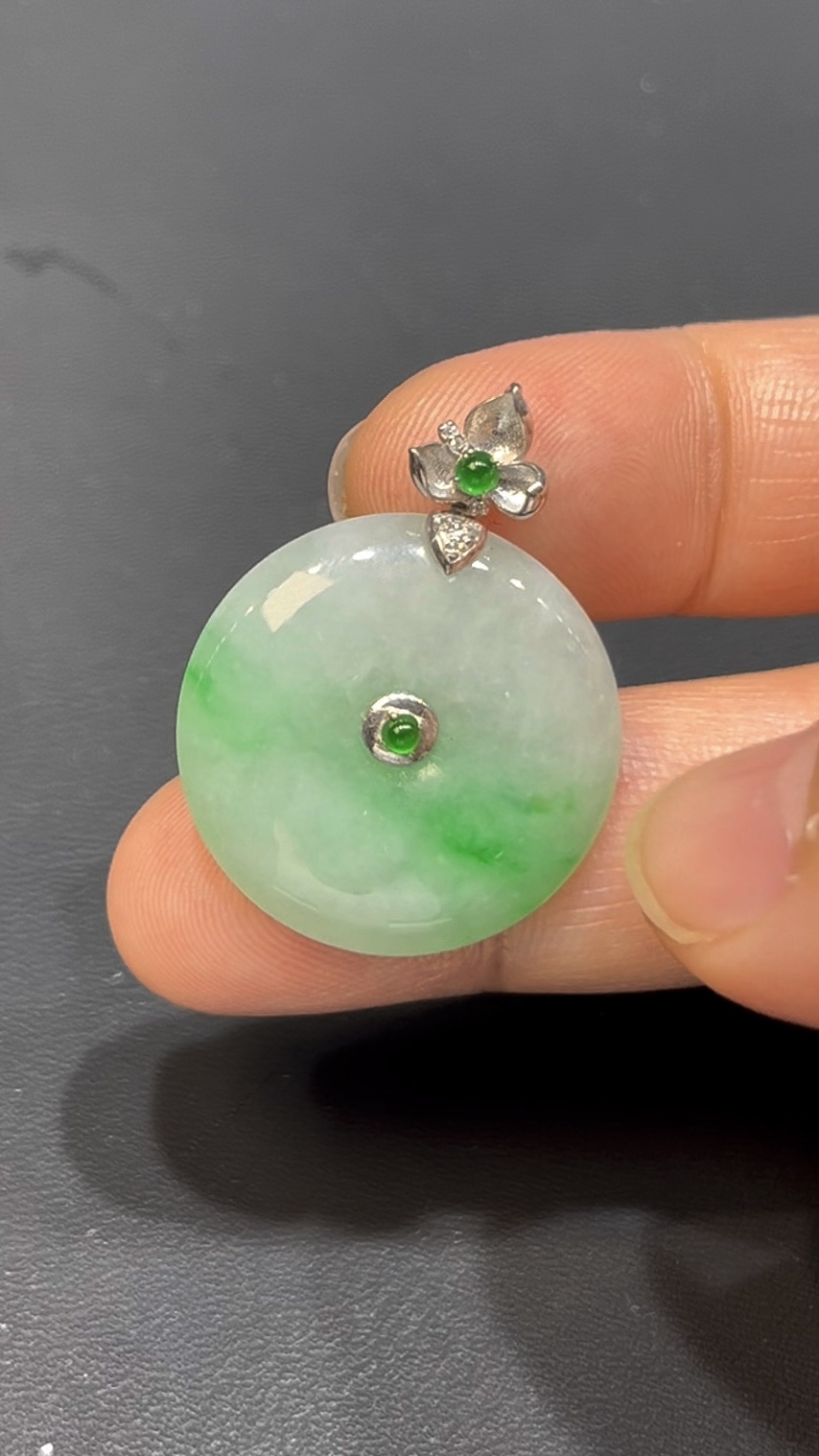 翡翠平安扣吊墜|白底青玉料 × 18K金花扣 × 女士小巧精品 × 性價比之選|典雅翡翠推薦 #739 2 翡翠平安扣吊墜|白底青玉料 × 18K金花扣 × 女士小巧精品 × 性價比之選|典雅翡翠推薦 #739 - Image 2