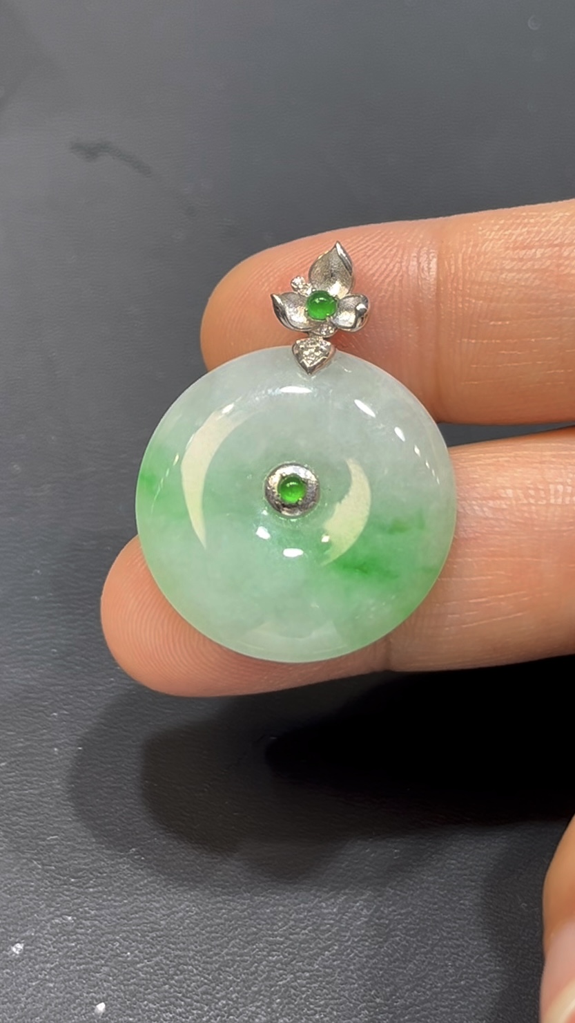 翡翠平安扣吊墜|白底青玉料 × 18K金花扣 × 女士小巧精品 × 性價比之選|典雅翡翠推薦 #739 3 翡翠平安扣吊墜|白底青玉料 × 18K金花扣 × 女士小巧精品 × 性價比之選|典雅翡翠推薦 #739 - Image 3