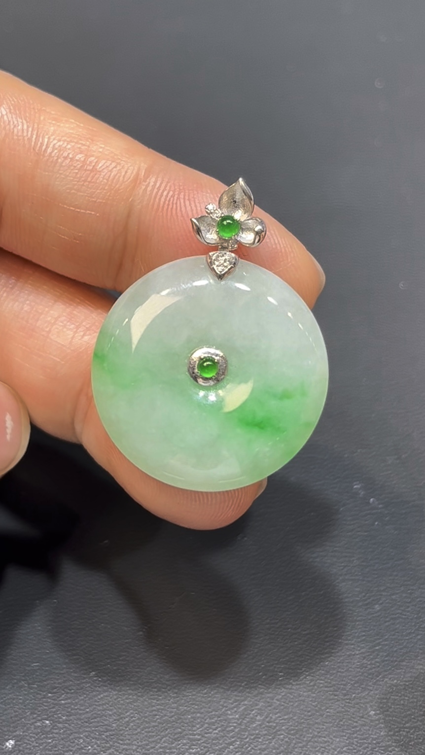 翡翠平安扣吊墜|白底青玉料 × 18K金花扣 × 女士小巧精品 × 性價比之選|典雅翡翠推薦 #739 4 翡翠平安扣吊墜|白底青玉料 × 18K金花扣 × 女士小巧精品 × 性價比之選|典雅翡翠推薦 #739 - Image 4