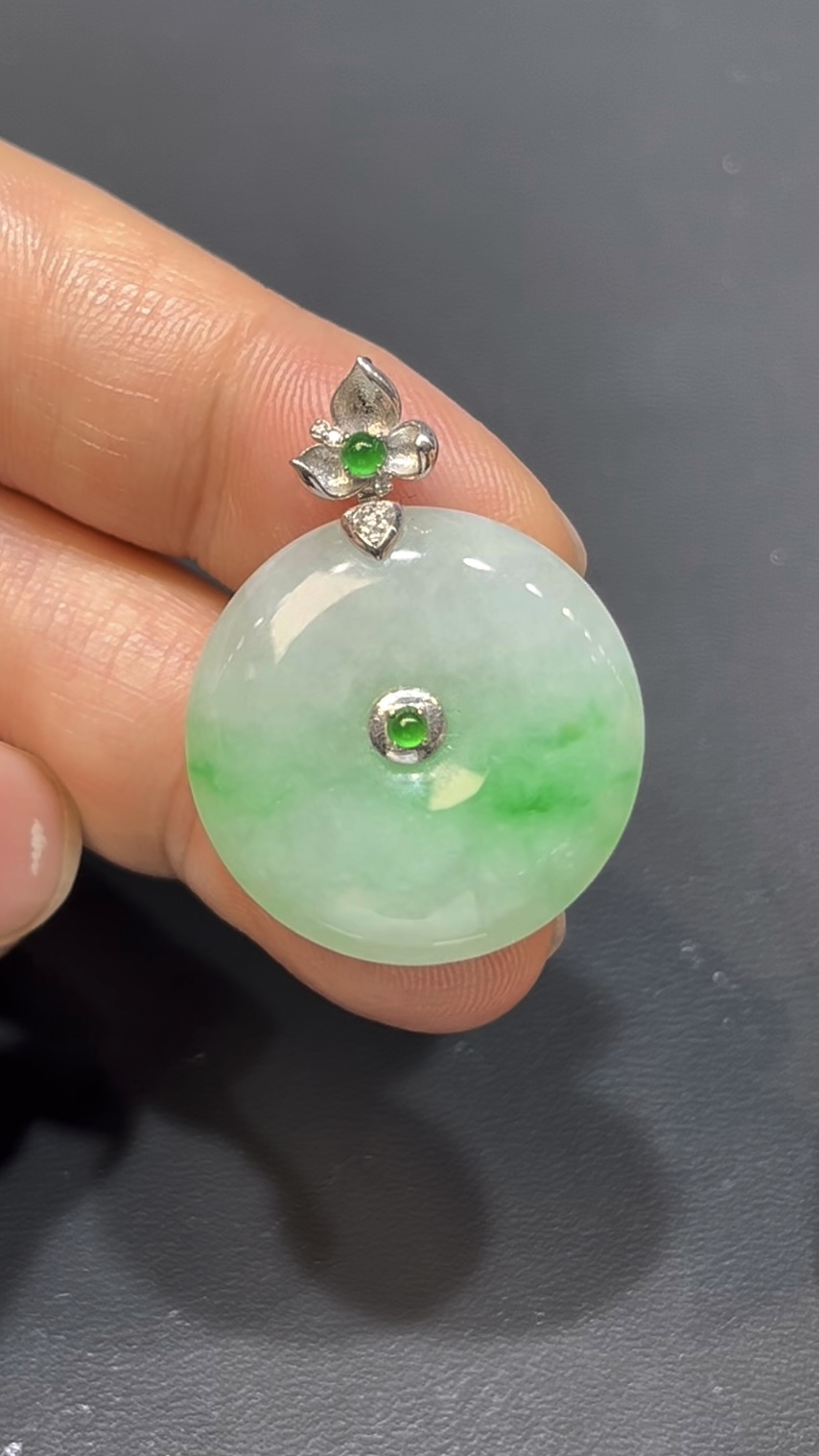 翡翠平安扣吊墜|白底青玉料 × 18K金花扣 × 女士小巧精品 × 性價比之選|典雅翡翠推薦 #739 5 翡翠平安扣吊墜|白底青玉料 × 18K金花扣 × 女士小巧精品 × 性價比之選|典雅翡翠推薦 #739 - Image 5