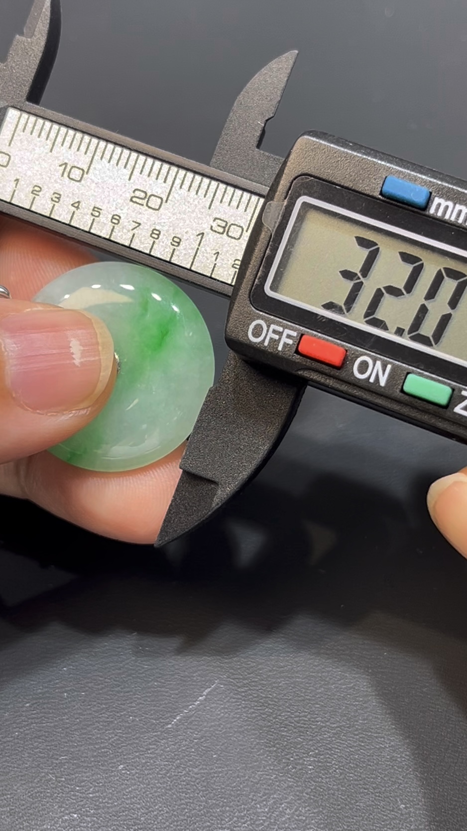 翡翠平安扣吊墜|白底青玉料 × 18K金花扣 × 女士小巧精品 × 性價比之選|典雅翡翠推薦 #739 8 翡翠平安扣吊墜|白底青玉料 × 18K金花扣 × 女士小巧精品 × 性價比之選|典雅翡翠推薦 #739 - Image 8