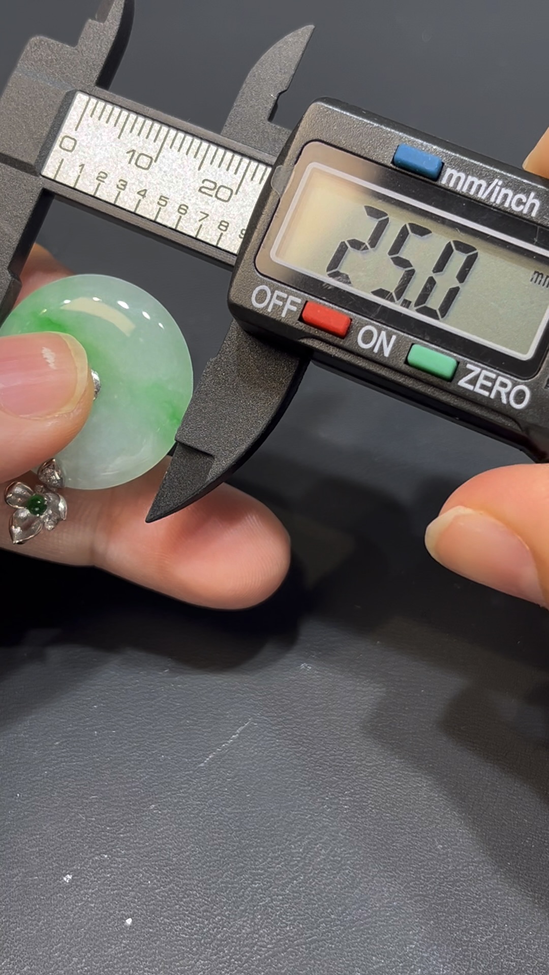 翡翠平安扣吊墜|白底青玉料 × 18K金花扣 × 女士小巧精品 × 性價比之選|典雅翡翠推薦 #739 9 翡翠平安扣吊墜|白底青玉料 × 18K金花扣 × 女士小巧精品 × 性價比之選|典雅翡翠推薦 #739 - Image 9