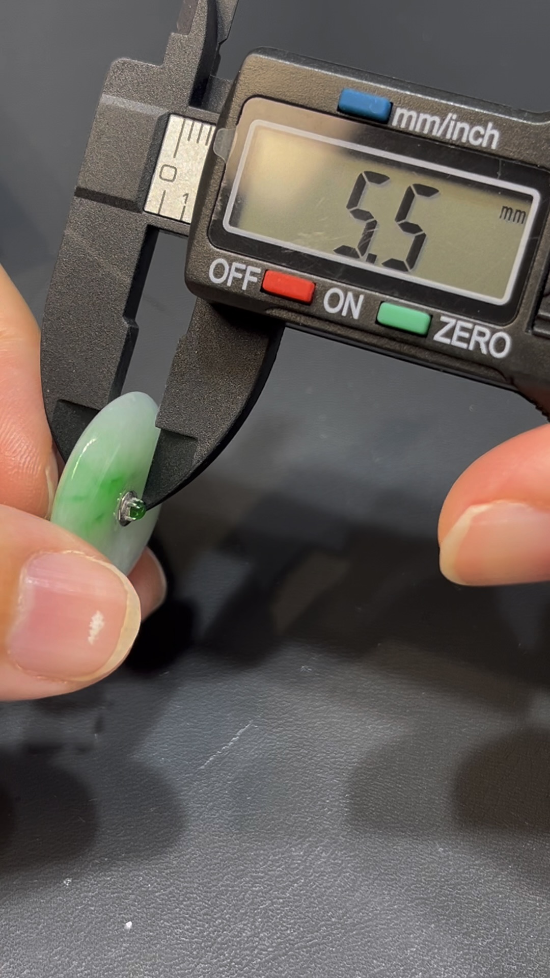 翡翠平安扣吊墜|白底青玉料 × 18K金花扣 × 女士小巧精品 × 性價比之選|典雅翡翠推薦 #739 10 翡翠平安扣吊墜|白底青玉料 × 18K金花扣 × 女士小巧精品 × 性價比之選|典雅翡翠推薦 #739 - Image 10