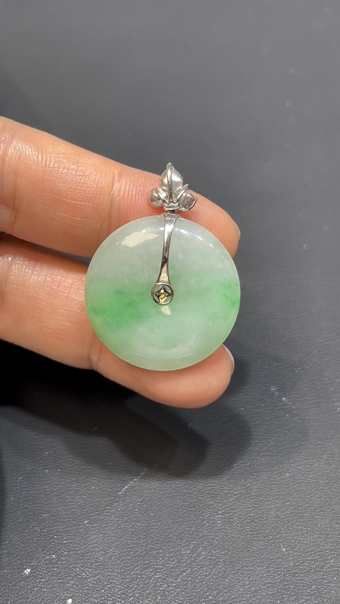 翡翠平安扣吊墜|白底青玉料 × 18K金花扣 × 女士小巧精品 × 性價比之選|典雅翡翠推薦 #739 7 翡翠平安扣吊墜|白底青玉料 × 18K金花扣 × 女士小巧精品 × 性價比之選|典雅翡翠推薦 #739 - Image 7