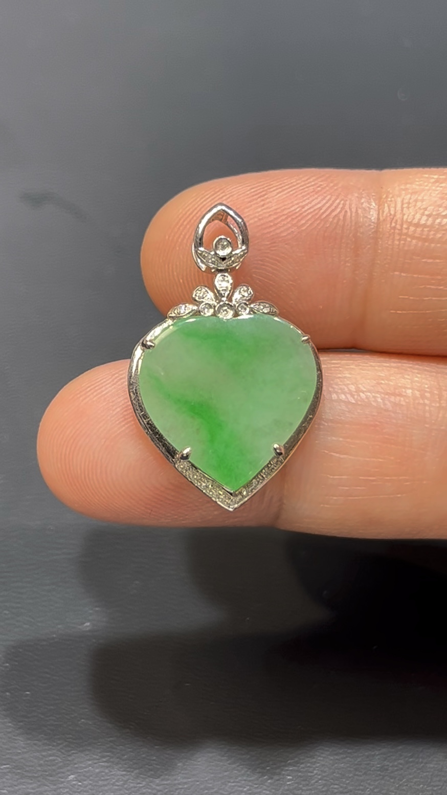 翡翠心形吊墜|清新綠色玉料 × 18K金鑲嵌 × 女士百搭小精品 × 性價比之選|甜美翡翠推薦 #742 2 翡翠心形吊墜|清新綠色玉料 × 18K金鑲嵌 × 女士百搭小精品 × 性價比之選|甜美翡翠推薦 #742 - Image 2