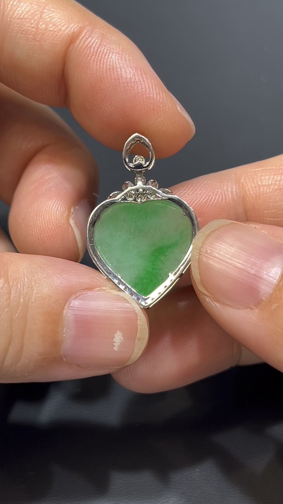 翡翠心形吊墜|清新綠色玉料 × 18K金鑲嵌 × 女士百搭小精品 × 性價比之選|甜美翡翠推薦 #742 8 翡翠心形吊墜|清新綠色玉料 × 18K金鑲嵌 × 女士百搭小精品 × 性價比之選|甜美翡翠推薦 #742 - Image 8