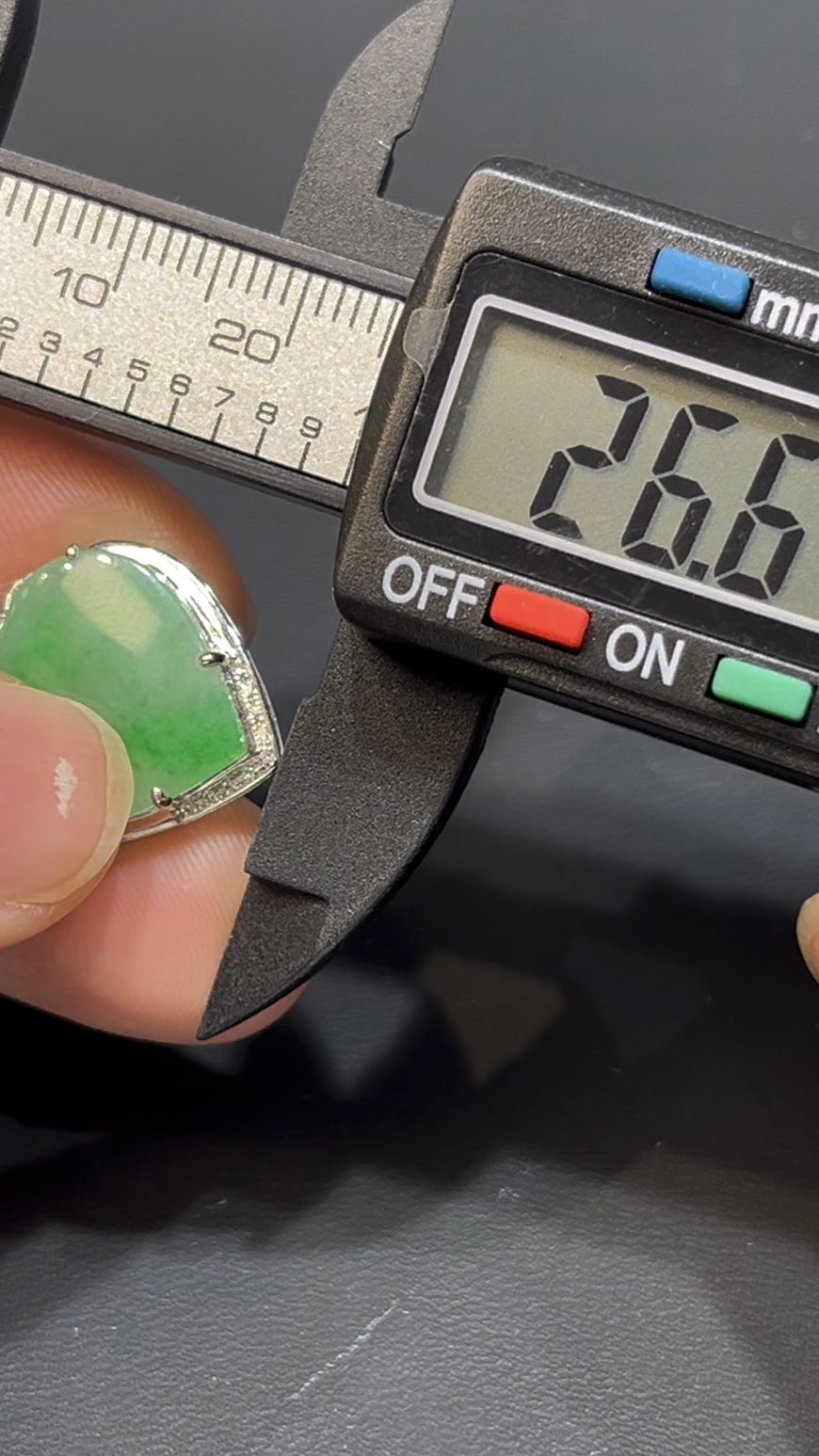 翡翠心形吊墜|清新綠色玉料 × 18K金鑲嵌 × 女士百搭小精品 × 性價比之選|甜美翡翠推薦 #742 9 翡翠心形吊墜|清新綠色玉料 × 18K金鑲嵌 × 女士百搭小精品 × 性價比之選|甜美翡翠推薦 #742 - Image 9