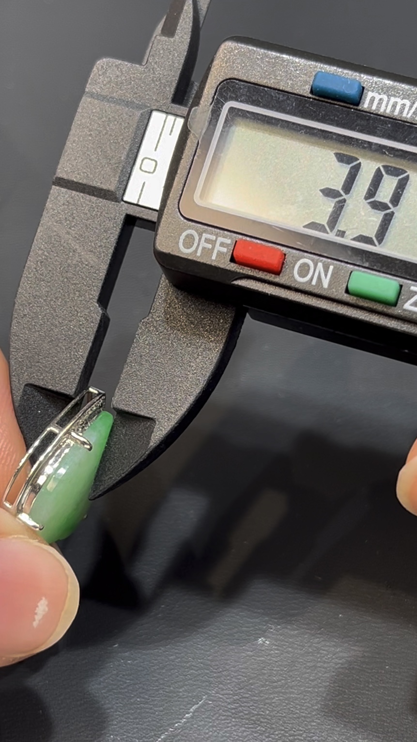 翡翠心形吊墜|清新綠色玉料 × 18K金鑲嵌 × 女士百搭小精品 × 性價比之選|甜美翡翠推薦 #742 11 翡翠心形吊墜|清新綠色玉料 × 18K金鑲嵌 × 女士百搭小精品 × 性價比之選|甜美翡翠推薦 #742 - Image 11