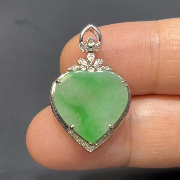 翡翠心形吊墜｜清新綠色玉料 × 18K金鑲嵌 × 女士百搭小精品 × 性價比之選｜甜美翡翠推薦 #742