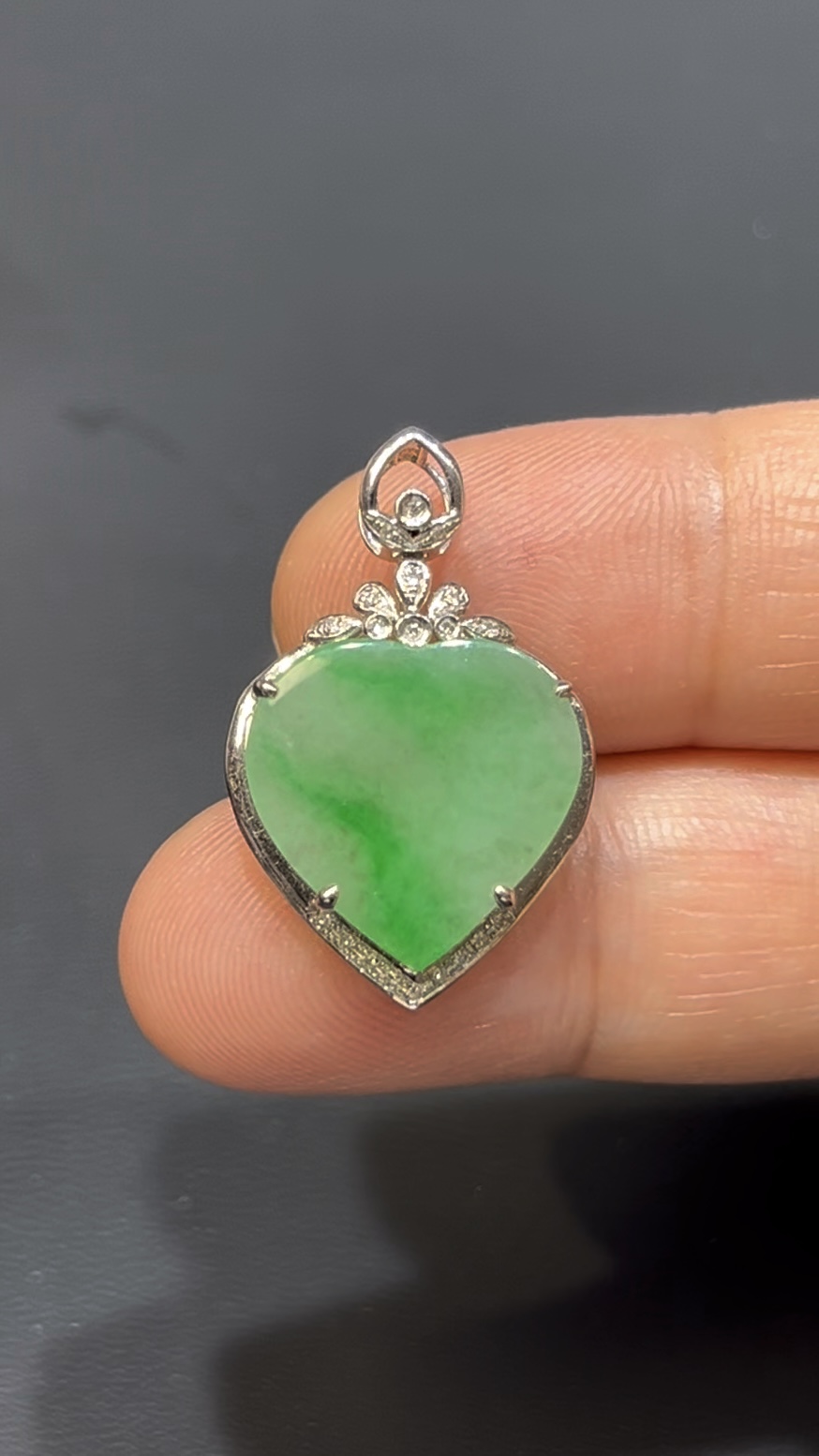 翡翠心形吊墜|清新綠色玉料 × 18K金鑲嵌 × 女士百搭小精品 × 性價比之選|甜美翡翠推薦 #742 1 翡翠心形吊墜|清新綠色玉料 × 18K金鑲嵌 × 女士百搭小精品 × 性價比之選|甜美翡翠推薦 #742