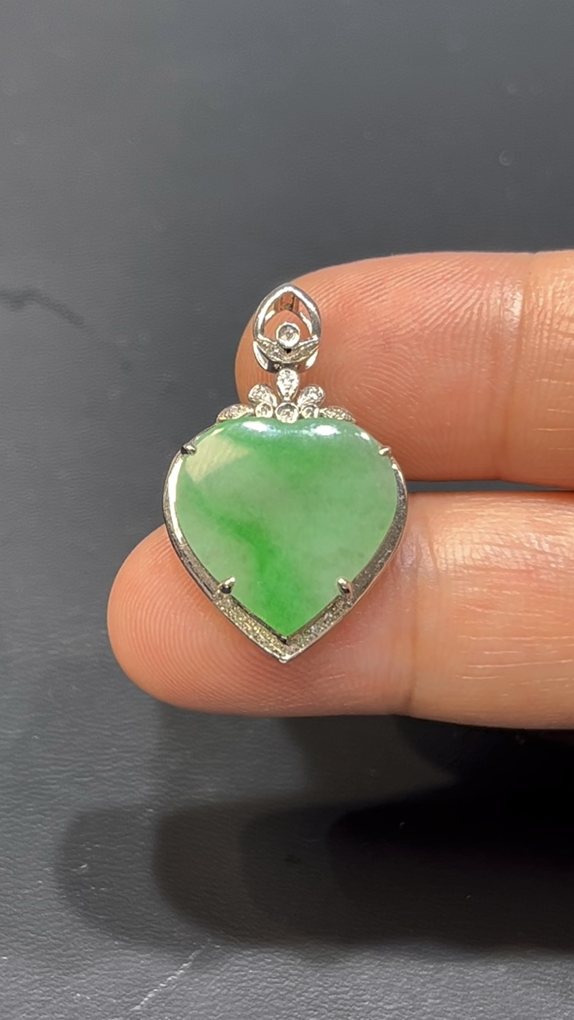 翡翠心形吊墜|清新綠色玉料 × 18K金鑲嵌 × 女士百搭小精品 × 性價比之選|甜美翡翠推薦 #742 3 翡翠心形吊墜|清新綠色玉料 × 18K金鑲嵌 × 女士百搭小精品 × 性價比之選|甜美翡翠推薦 #742 - Image 3