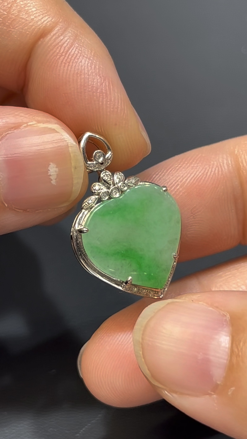 翡翠心形吊墜|清新綠色玉料 × 18K金鑲嵌 × 女士百搭小精品 × 性價比之選|甜美翡翠推薦 #742 4 翡翠心形吊墜|清新綠色玉料 × 18K金鑲嵌 × 女士百搭小精品 × 性價比之選|甜美翡翠推薦 #742 - Image 4