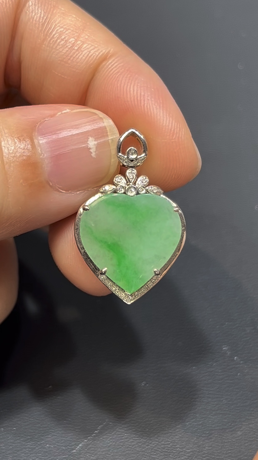 翡翠心形吊墜|清新綠色玉料 × 18K金鑲嵌 × 女士百搭小精品 × 性價比之選|甜美翡翠推薦 #742 5 翡翠心形吊墜|清新綠色玉料 × 18K金鑲嵌 × 女士百搭小精品 × 性價比之選|甜美翡翠推薦 #742 - Image 5