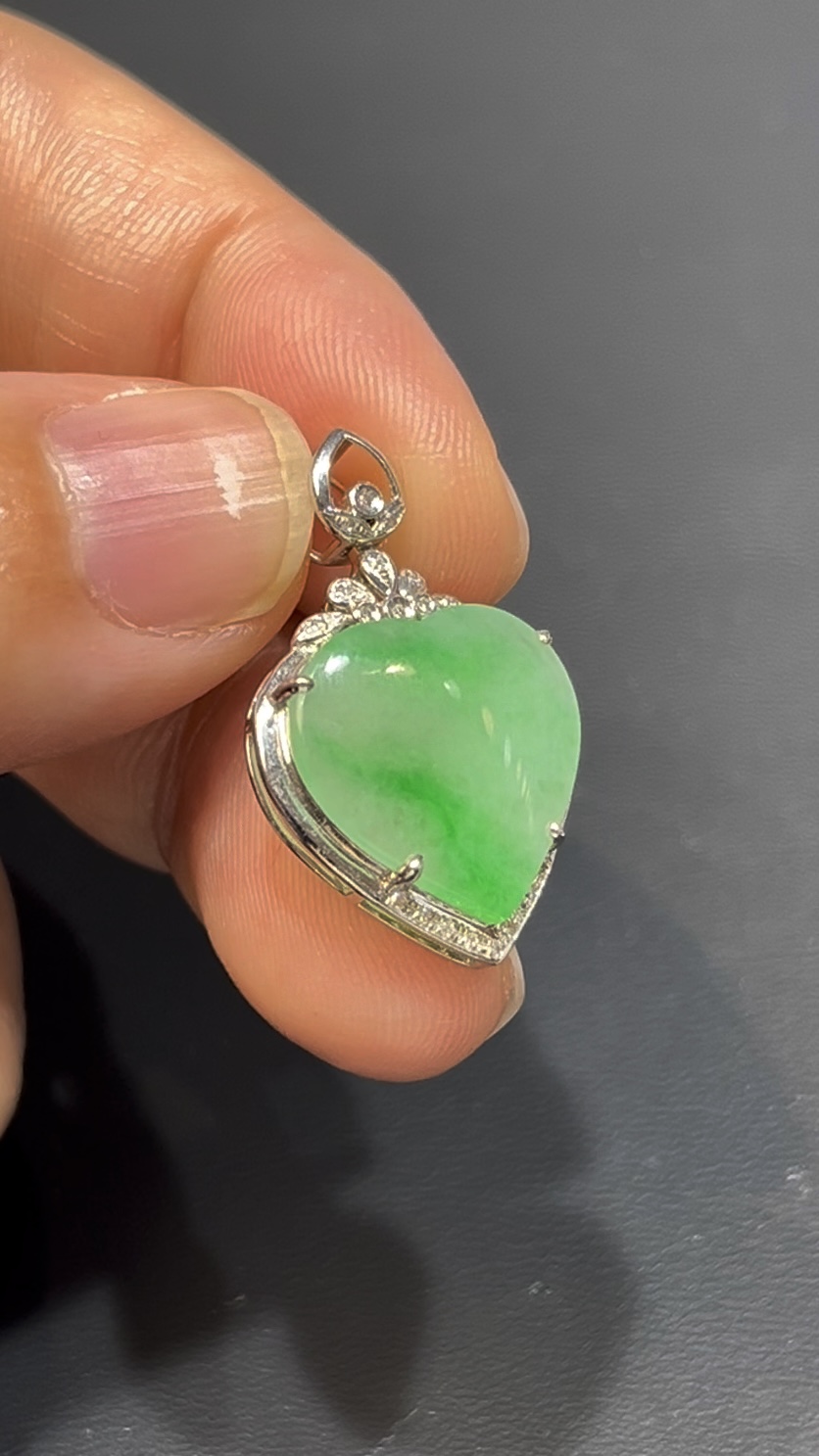 翡翠心形吊墜|清新綠色玉料 × 18K金鑲嵌 × 女士百搭小精品 × 性價比之選|甜美翡翠推薦 #742 6 翡翠心形吊墜|清新綠色玉料 × 18K金鑲嵌 × 女士百搭小精品 × 性價比之選|甜美翡翠推薦 #742 - Image 6
