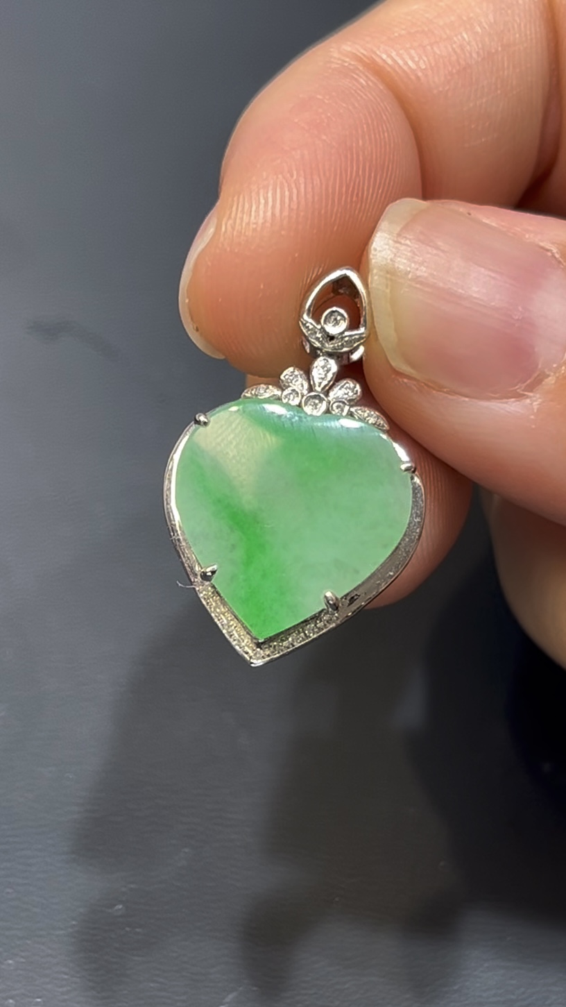 翡翠心形吊墜|清新綠色玉料 × 18K金鑲嵌 × 女士百搭小精品 × 性價比之選|甜美翡翠推薦 #742 7 翡翠心形吊墜|清新綠色玉料 × 18K金鑲嵌 × 女士百搭小精品 × 性價比之選|甜美翡翠推薦 #742 - Image 7