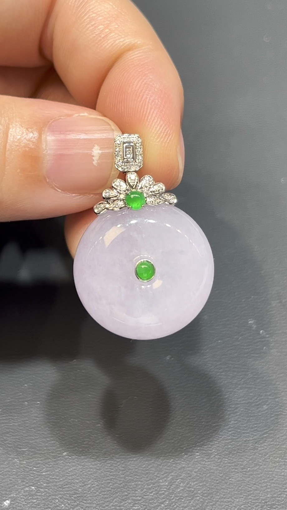 翡翠平安扣吊墜|厚實算盤子造型 × 18K白金鑽石花頭 × 時尚高雅女士精品|性價比推薦 #744 2 翡翠平安扣吊墜|厚實算盤子造型 × 18K白金鑽石花頭 × 時尚高雅女士精品|性價比推薦 #744 - Image 2