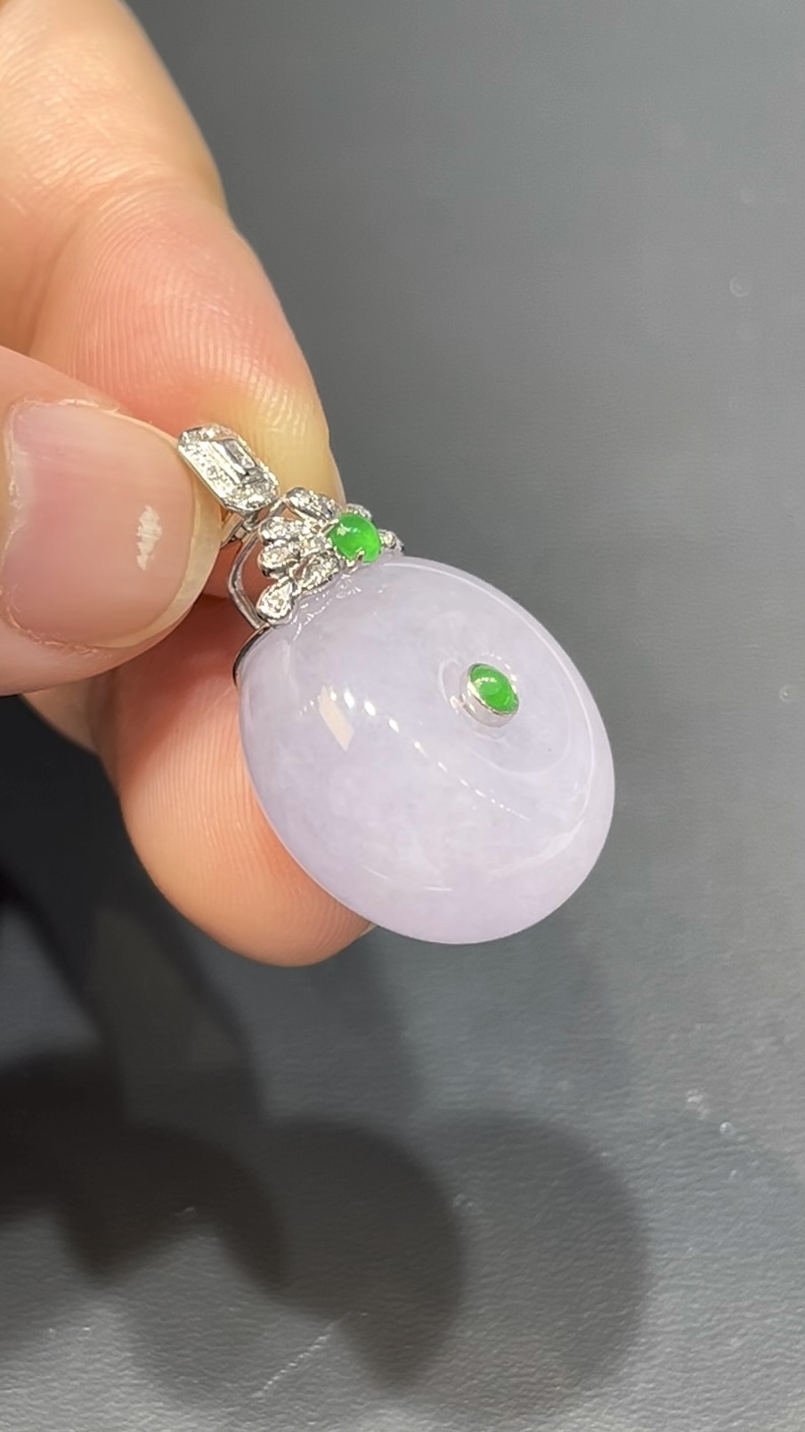 翡翠平安扣吊墜|厚實算盤子造型 × 18K白金鑽石花頭 × 時尚高雅女士精品|性價比推薦 #744 3 翡翠平安扣吊墜|厚實算盤子造型 × 18K白金鑽石花頭 × 時尚高雅女士精品|性價比推薦 #744 - Image 3