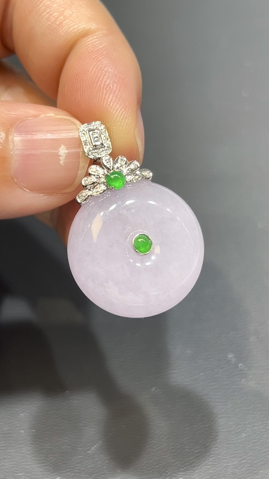 翡翠平安扣吊墜|厚實算盤子造型 × 18K白金鑽石花頭 × 時尚高雅女士精品|性價比推薦 #744 4 翡翠平安扣吊墜|厚實算盤子造型 × 18K白金鑽石花頭 × 時尚高雅女士精品|性價比推薦 #744 - Image 4