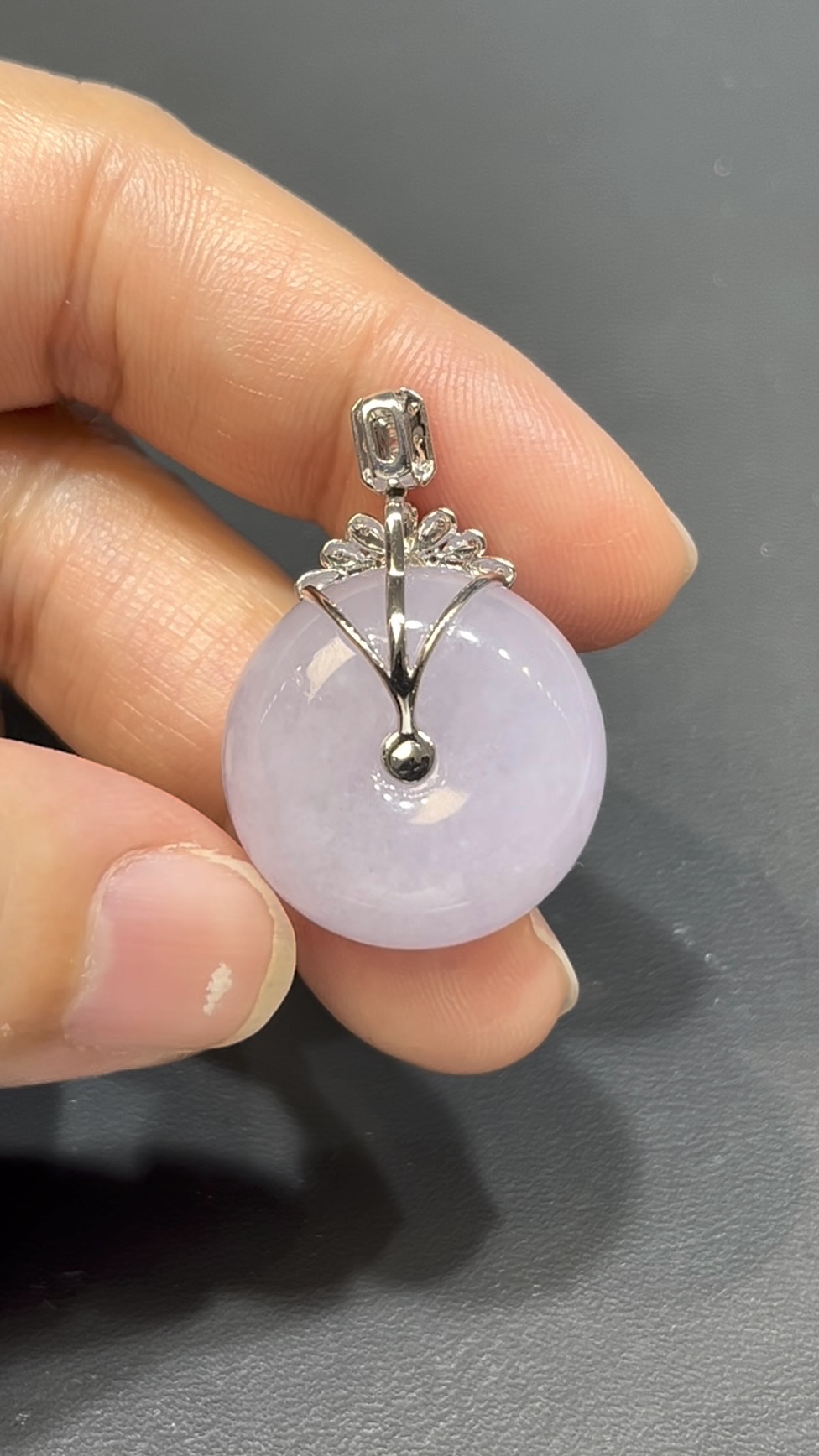 翡翠平安扣吊墜|厚實算盤子造型 × 18K白金鑽石花頭 × 時尚高雅女士精品|性價比推薦 #744 5 翡翠平安扣吊墜|厚實算盤子造型 × 18K白金鑽石花頭 × 時尚高雅女士精品|性價比推薦 #744 - Image 5