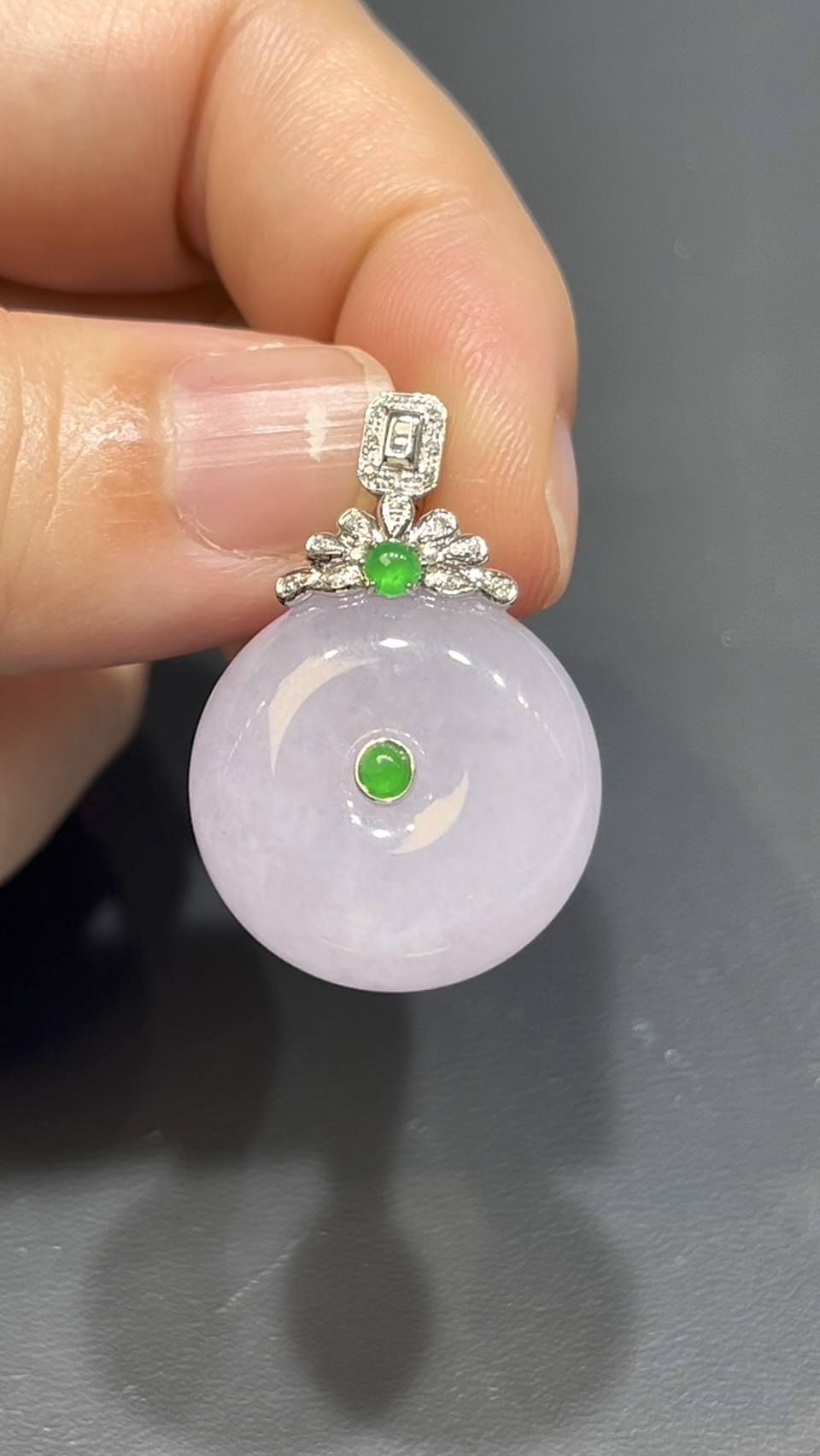 翡翠平安扣吊墜|厚實算盤子造型 × 18K白金鑽石花頭 × 時尚高雅女士精品|性價比推薦 #744 6 翡翠平安扣吊墜|厚實算盤子造型 × 18K白金鑽石花頭 × 時尚高雅女士精品|性價比推薦 #744 - Image 6