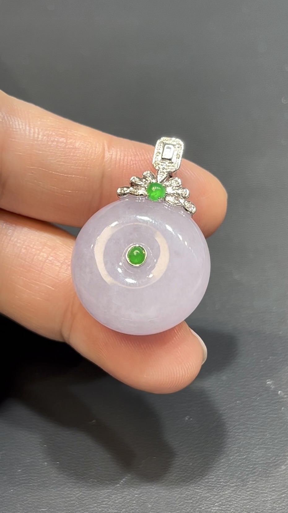 翡翠平安扣吊墜|厚實算盤子造型 × 18K白金鑽石花頭 × 時尚高雅女士精品|性價比推薦 #744 7 翡翠平安扣吊墜|厚實算盤子造型 × 18K白金鑽石花頭 × 時尚高雅女士精品|性價比推薦 #744 - Image 7