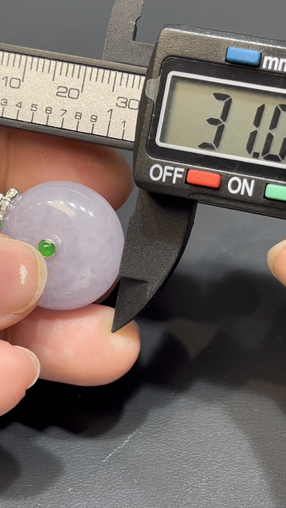 翡翠平安扣吊墜|厚實算盤子造型 × 18K白金鑽石花頭 × 時尚高雅女士精品|性價比推薦 #744 8 翡翠平安扣吊墜|厚實算盤子造型 × 18K白金鑽石花頭 × 時尚高雅女士精品|性價比推薦 #744 - Image 8