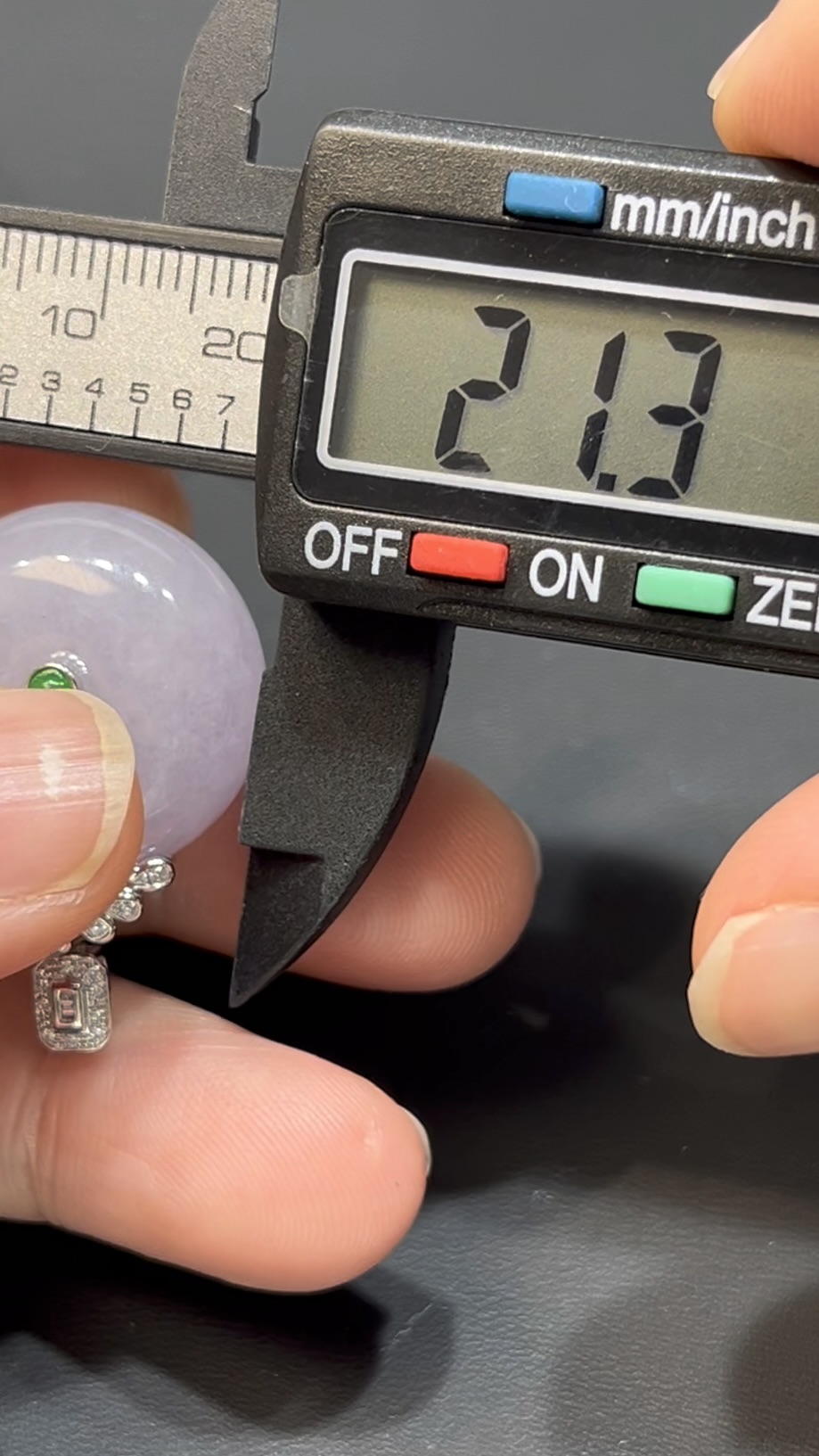 翡翠平安扣吊墜|厚實算盤子造型 × 18K白金鑽石花頭 × 時尚高雅女士精品|性價比推薦 #744 9 翡翠平安扣吊墜|厚實算盤子造型 × 18K白金鑽石花頭 × 時尚高雅女士精品|性價比推薦 #744 - Image 9