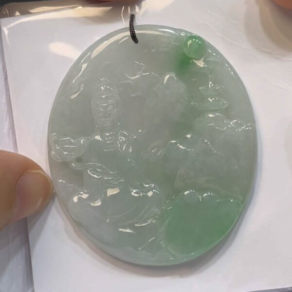 翡翠觀音吊墜｜白底青玉料 × 坐姿蓮花 × 山水背景設計 × 男士性價比之選｜靜定智慧翡翠推薦 #728