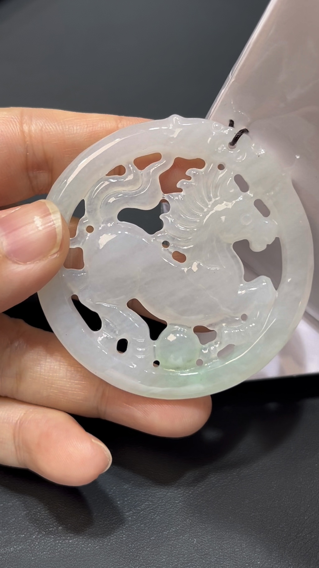 翡翠馬牌吊墜|圓形鏤空雕刻 × 好水頭玉料 × 雙面佩戴設計 × 男士性價比之選|吉祥翡翠推薦 #731 2 翡翠馬牌吊墜|圓形鏤空雕刻 × 好水頭玉料 × 雙面佩戴設計 × 男士性價比之選|吉祥翡翠推薦 #731 - Image 2