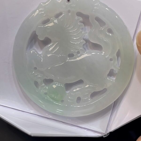 翡翠馬牌吊墜｜圓形鏤空雕刻 × 好水頭玉料 × 雙面佩戴設計 × 男士性價比之選｜吉祥翡翠推薦 #731