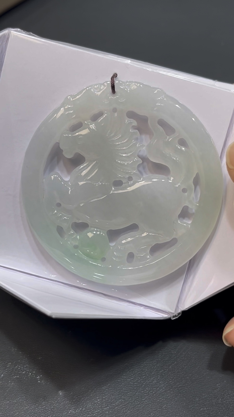 翡翠馬牌吊墜|圓形鏤空雕刻 × 好水頭玉料 × 雙面佩戴設計 × 男士性價比之選|吉祥翡翠推薦 #731 1 翡翠馬牌吊墜|圓形鏤空雕刻 × 好水頭玉料 × 雙面佩戴設計 × 男士性價比之選|吉祥翡翠推薦 #731