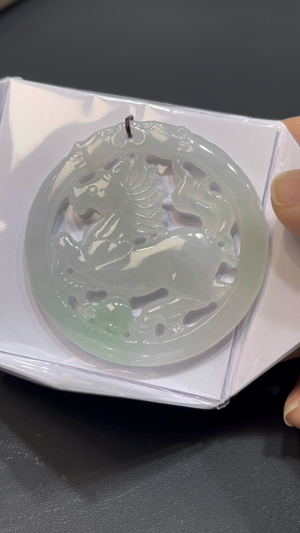 翡翠馬牌吊墜|圓形鏤空雕刻 × 好水頭玉料 × 雙面佩戴設計 × 男士性價比之選|吉祥翡翠推薦 #731 3 翡翠馬牌吊墜|圓形鏤空雕刻 × 好水頭玉料 × 雙面佩戴設計 × 男士性價比之選|吉祥翡翠推薦 #731 - Image 3