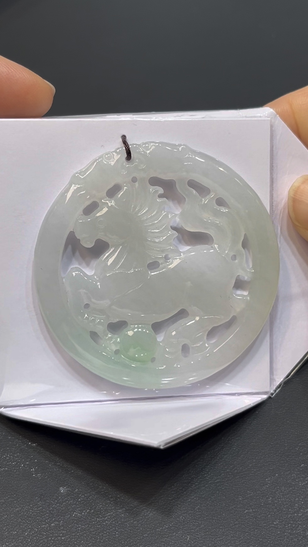 翡翠馬牌吊墜|圓形鏤空雕刻 × 好水頭玉料 × 雙面佩戴設計 × 男士性價比之選|吉祥翡翠推薦 #731 4 翡翠馬牌吊墜|圓形鏤空雕刻 × 好水頭玉料 × 雙面佩戴設計 × 男士性價比之選|吉祥翡翠推薦 #731 - Image 4