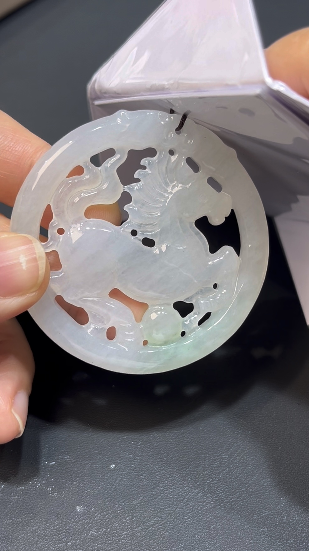 翡翠馬牌吊墜|圓形鏤空雕刻 × 好水頭玉料 × 雙面佩戴設計 × 男士性價比之選|吉祥翡翠推薦 #731 5 翡翠馬牌吊墜|圓形鏤空雕刻 × 好水頭玉料 × 雙面佩戴設計 × 男士性價比之選|吉祥翡翠推薦 #731 - Image 5