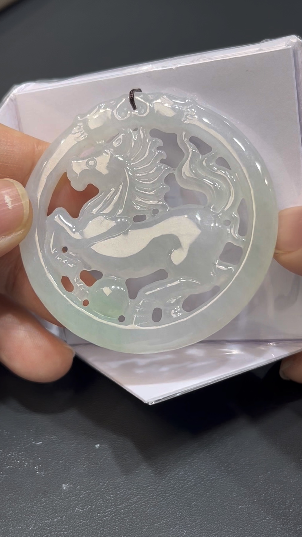 翡翠馬牌吊墜|圓形鏤空雕刻 × 好水頭玉料 × 雙面佩戴設計 × 男士性價比之選|吉祥翡翠推薦 #731 6 翡翠馬牌吊墜|圓形鏤空雕刻 × 好水頭玉料 × 雙面佩戴設計 × 男士性價比之選|吉祥翡翠推薦 #731 - Image 6