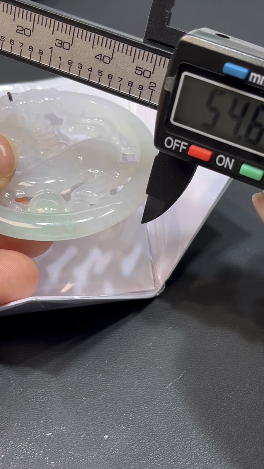 翡翠馬牌吊墜|圓形鏤空雕刻 × 好水頭玉料 × 雙面佩戴設計 × 男士性價比之選|吉祥翡翠推薦 #731 7 翡翠馬牌吊墜|圓形鏤空雕刻 × 好水頭玉料 × 雙面佩戴設計 × 男士性價比之選|吉祥翡翠推薦 #731 - Image 7