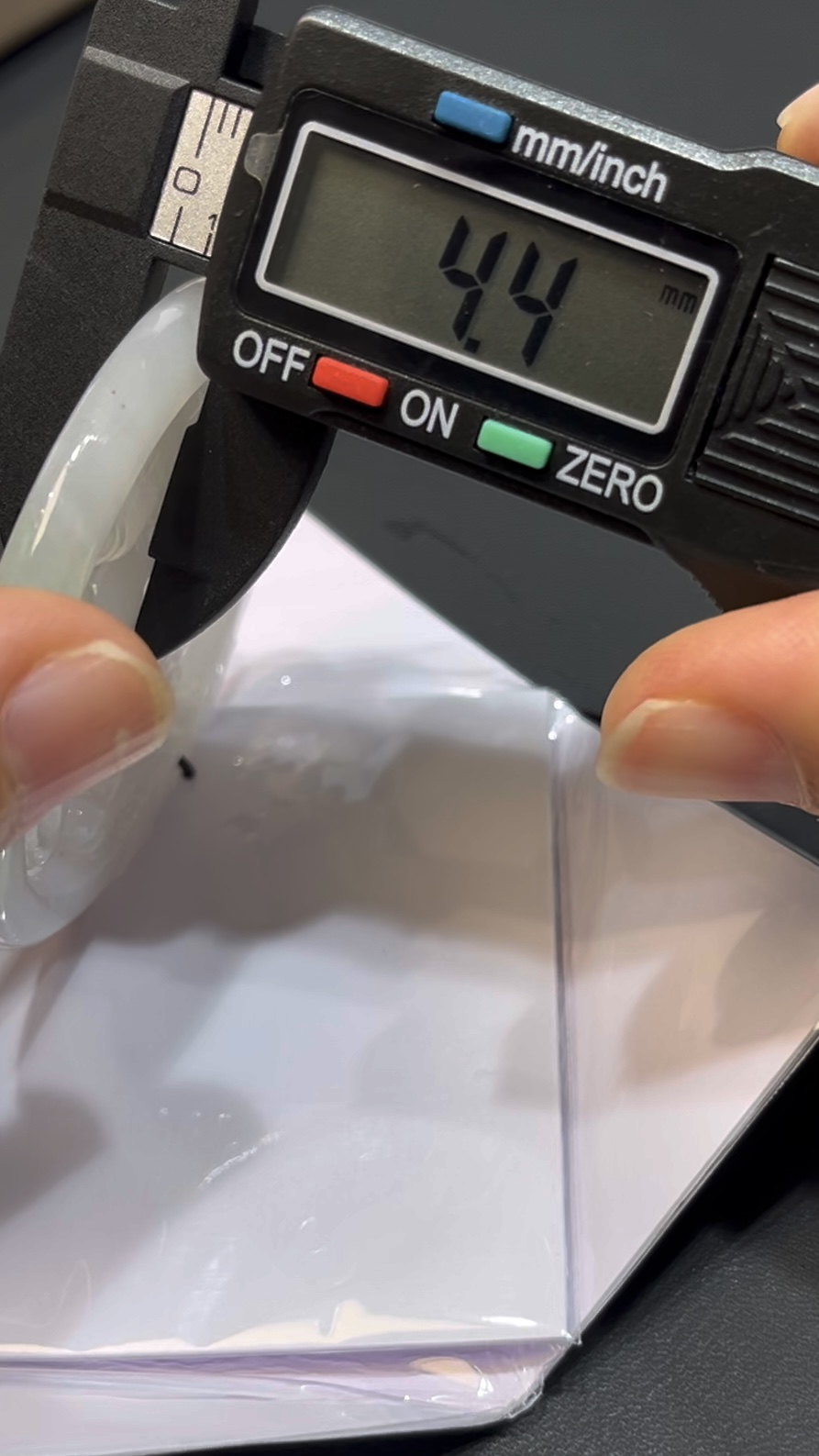 翡翠馬牌吊墜|圓形鏤空雕刻 × 好水頭玉料 × 雙面佩戴設計 × 男士性價比之選|吉祥翡翠推薦 #731 8 翡翠馬牌吊墜|圓形鏤空雕刻 × 好水頭玉料 × 雙面佩戴設計 × 男士性價比之選|吉祥翡翠推薦 #731 - Image 8