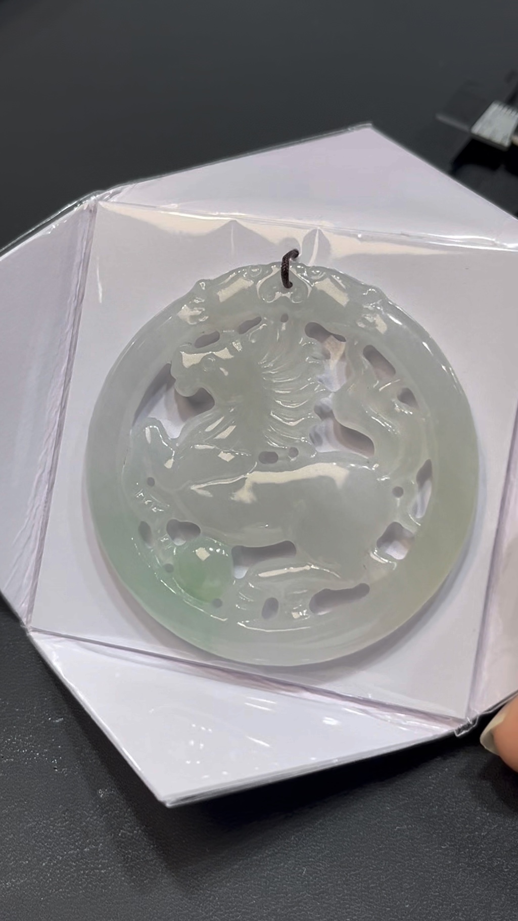 翡翠馬牌吊墜|圓形鏤空雕刻 × 好水頭玉料 × 雙面佩戴設計 × 男士性價比之選|吉祥翡翠推薦 #731 9 翡翠馬牌吊墜|圓形鏤空雕刻 × 好水頭玉料 × 雙面佩戴設計 × 男士性價比之選|吉祥翡翠推薦 #731 - Image 9