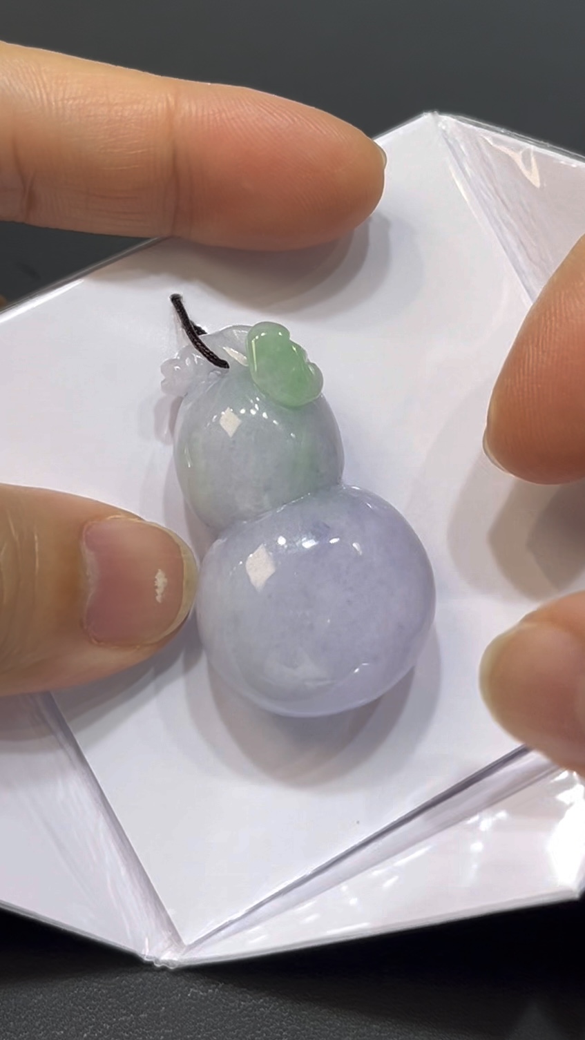 翡翠葫蘆吊墜|紫中帶綠春彩色 × 立體厚雕 × 福氣寓意 × 性價比之選|吉祥翡翠推薦 #733 2 翡翠葫蘆吊墜|紫中帶綠春彩色 × 立體厚雕 × 福氣寓意 × 性價比之選|吉祥翡翠推薦 #733 - Image 2