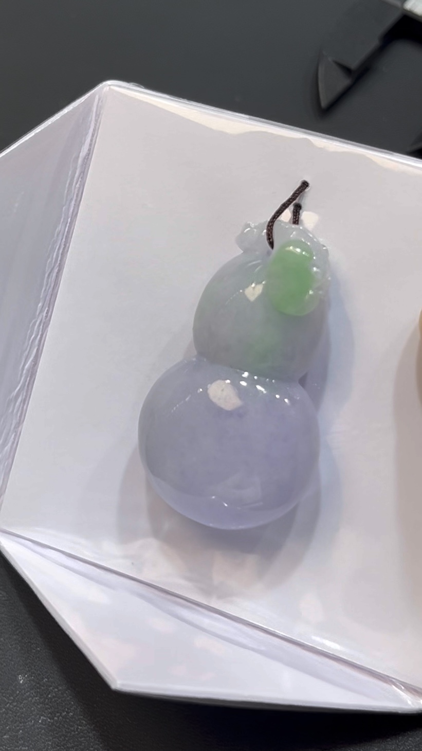 翡翠葫蘆吊墜|紫中帶綠春彩色 × 立體厚雕 × 福氣寓意 × 性價比之選|吉祥翡翠推薦 #733 4 翡翠葫蘆吊墜|紫中帶綠春彩色 × 立體厚雕 × 福氣寓意 × 性價比之選|吉祥翡翠推薦 #733 - Image 4