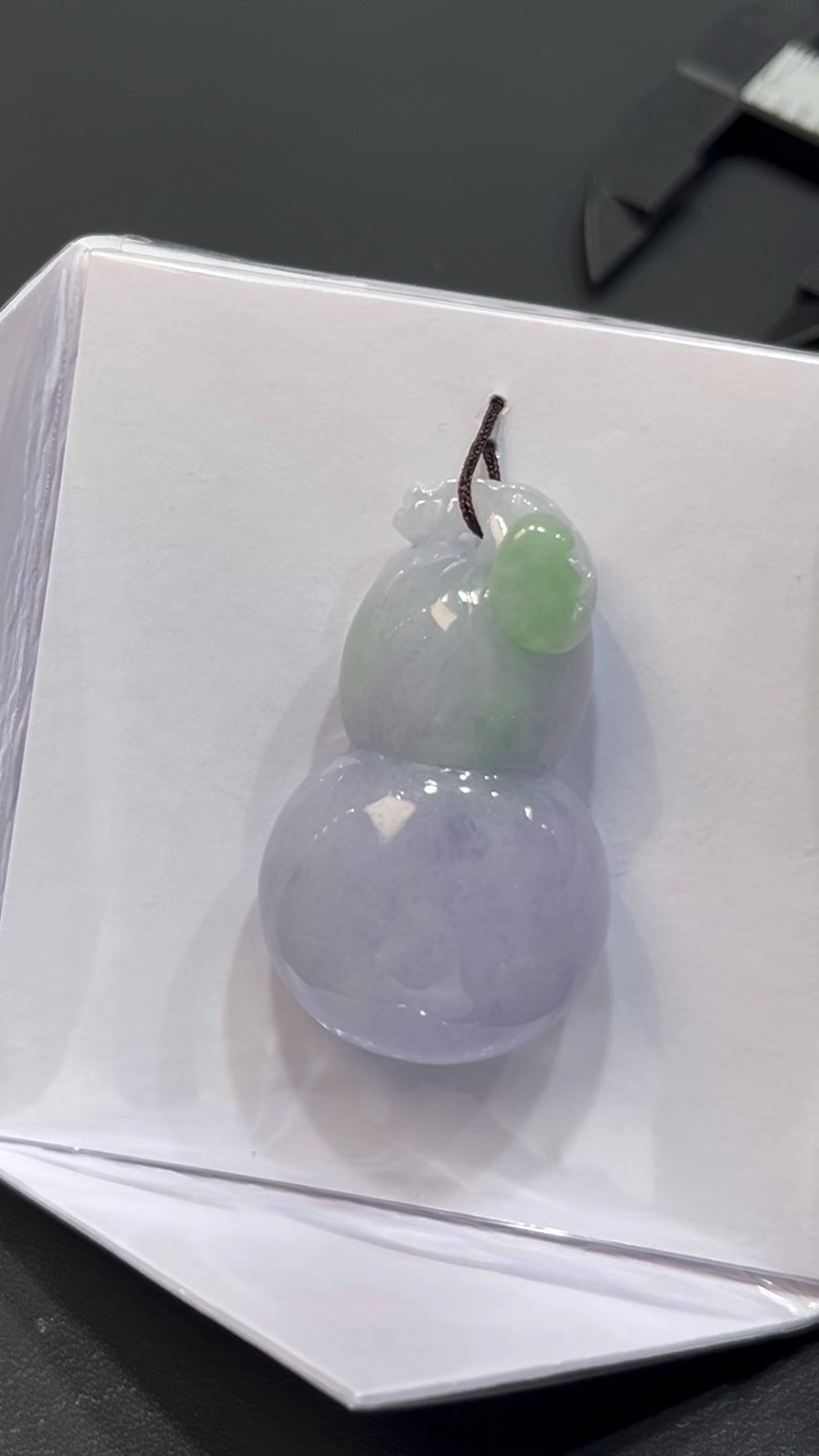 翡翠葫蘆吊墜|紫中帶綠春彩色 × 立體厚雕 × 福氣寓意 × 性價比之選|吉祥翡翠推薦 #733 5 翡翠葫蘆吊墜|紫中帶綠春彩色 × 立體厚雕 × 福氣寓意 × 性價比之選|吉祥翡翠推薦 #733 - Image 5