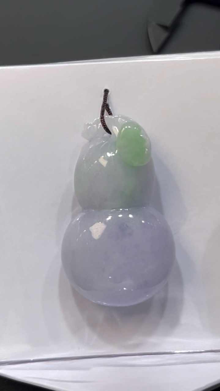 翡翠葫蘆吊墜|紫中帶綠春彩色 × 立體厚雕 × 福氣寓意 × 性價比之選|吉祥翡翠推薦 #733 1 翡翠葫蘆吊墜|紫中帶綠春彩色 × 立體厚雕 × 福氣寓意 × 性價比之選|吉祥翡翠推薦 #733