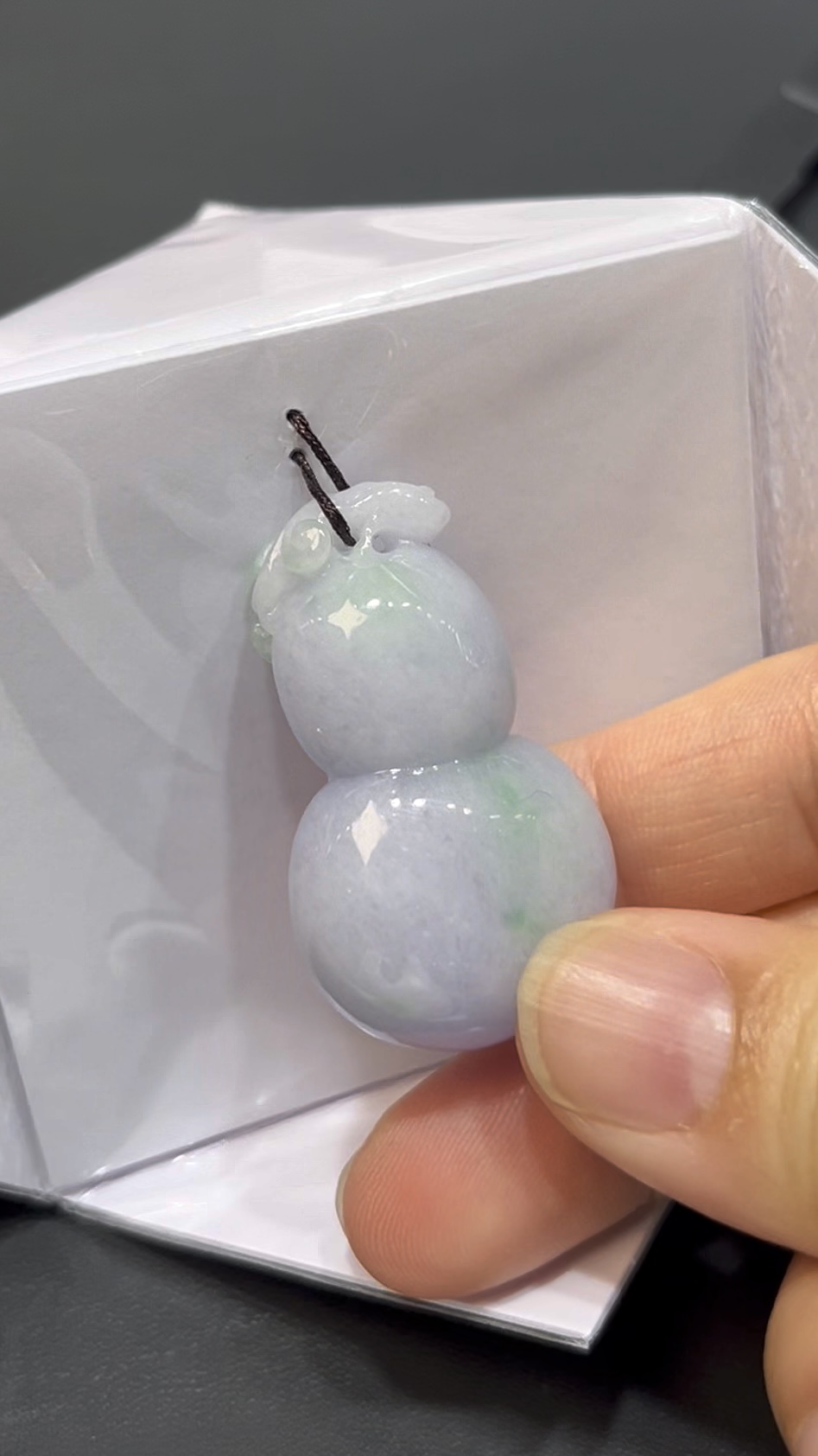 翡翠葫蘆吊墜|紫中帶綠春彩色 × 立體厚雕 × 福氣寓意 × 性價比之選|吉祥翡翠推薦 #733 6 翡翠葫蘆吊墜|紫中帶綠春彩色 × 立體厚雕 × 福氣寓意 × 性價比之選|吉祥翡翠推薦 #733 - Image 6