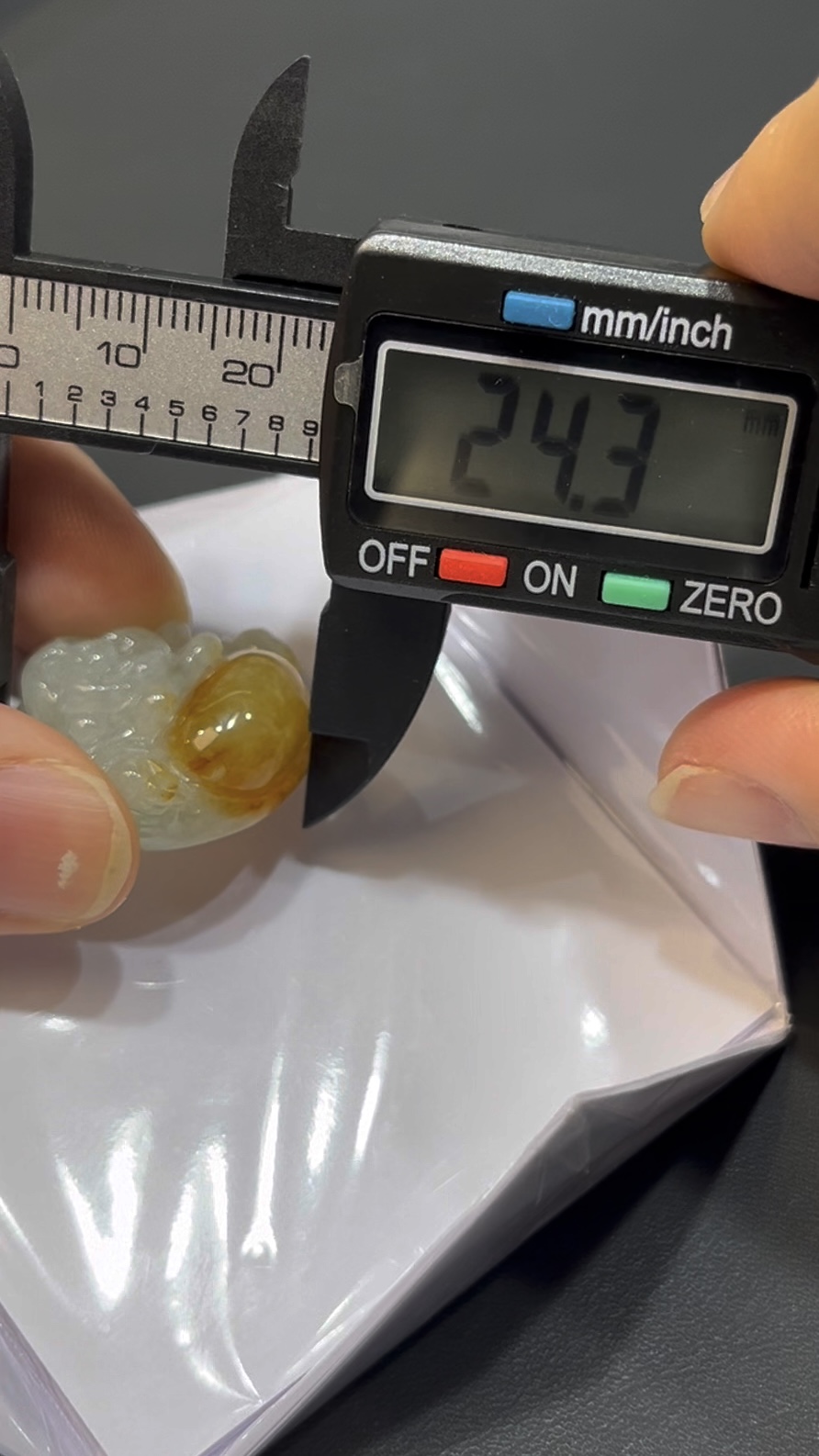 翡翠佛公吊墜|黃翡肚子點綴 × 女士小巧精品 × 福氣滿滿 × 性價比之選|吉祥翡翠推薦 #736 6 翡翠佛公吊墜|黃翡肚子點綴 × 女士小巧精品 × 福氣滿滿 × 性價比之選|吉祥翡翠推薦 #736 - Image 6