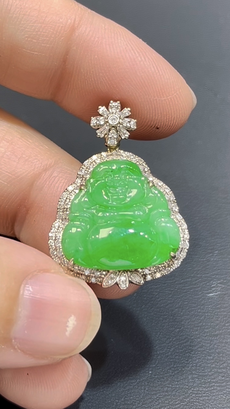 翡翠佛公吊墜|陽綠玉料 × 18K鑽石鑲嵌 × 傳統經典款式 × 女戴佛 × 吸睛翡翠推薦 #758 1 翡翠佛公吊墜|陽綠玉料 × 18K鑽石鑲嵌 × 傳統經典款式 × 女戴佛 × 吸睛翡翠推薦 #758