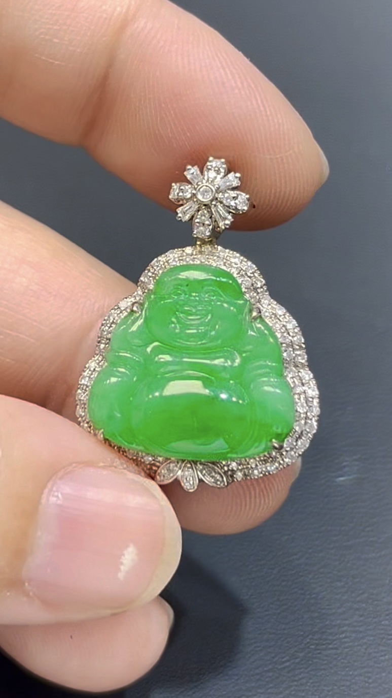 翡翠佛公吊墜|陽綠玉料 × 18K鑽石鑲嵌 × 傳統經典款式 × 女戴佛 × 吸睛翡翠推薦 #758 2 翡翠佛公吊墜|陽綠玉料 × 18K鑽石鑲嵌 × 傳統經典款式 × 女戴佛 × 吸睛翡翠推薦 #758 - Image 2