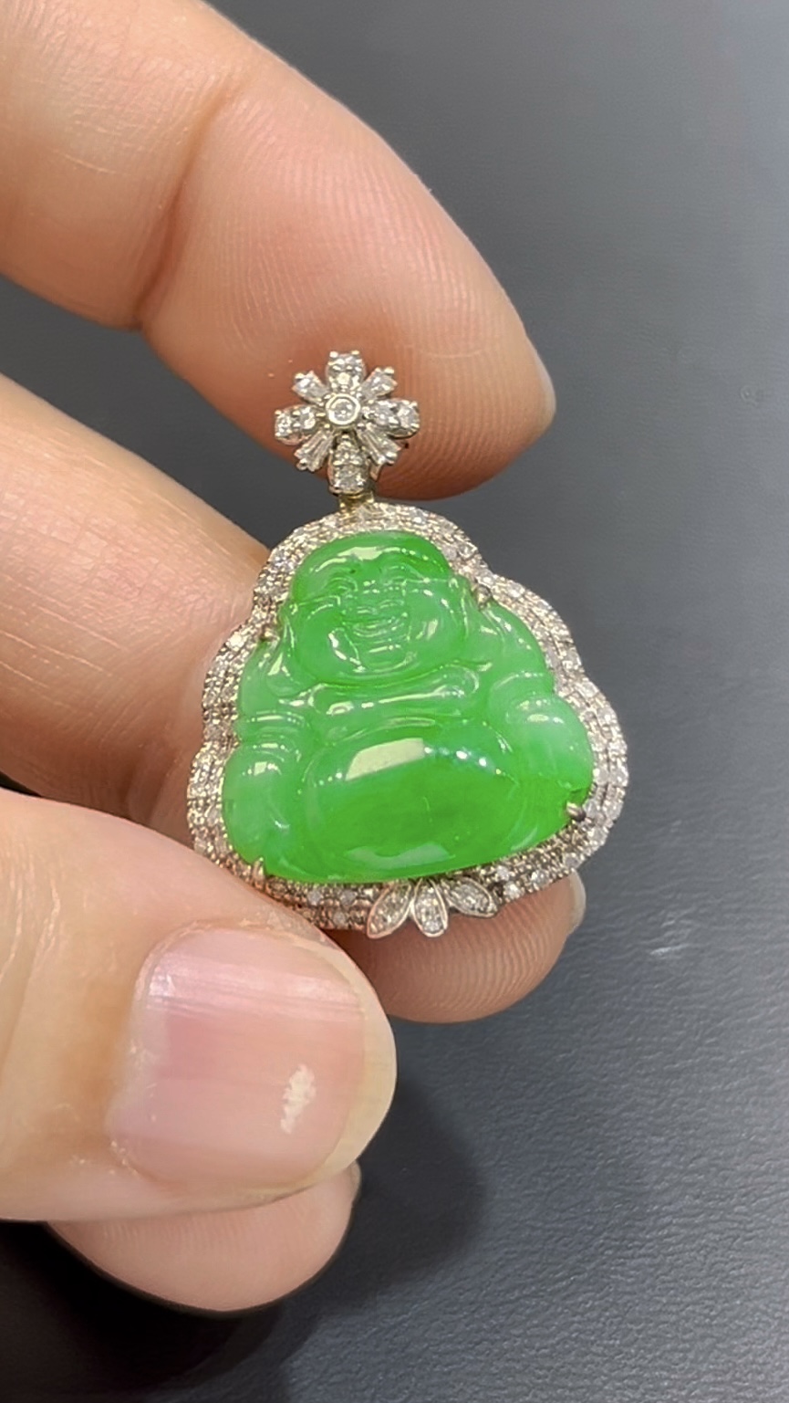 翡翠佛公吊墜|陽綠玉料 × 18K鑽石鑲嵌 × 傳統經典款式 × 女戴佛 × 吸睛翡翠推薦 #758 4 翡翠佛公吊墜|陽綠玉料 × 18K鑽石鑲嵌 × 傳統經典款式 × 女戴佛 × 吸睛翡翠推薦 #758 - Image 4