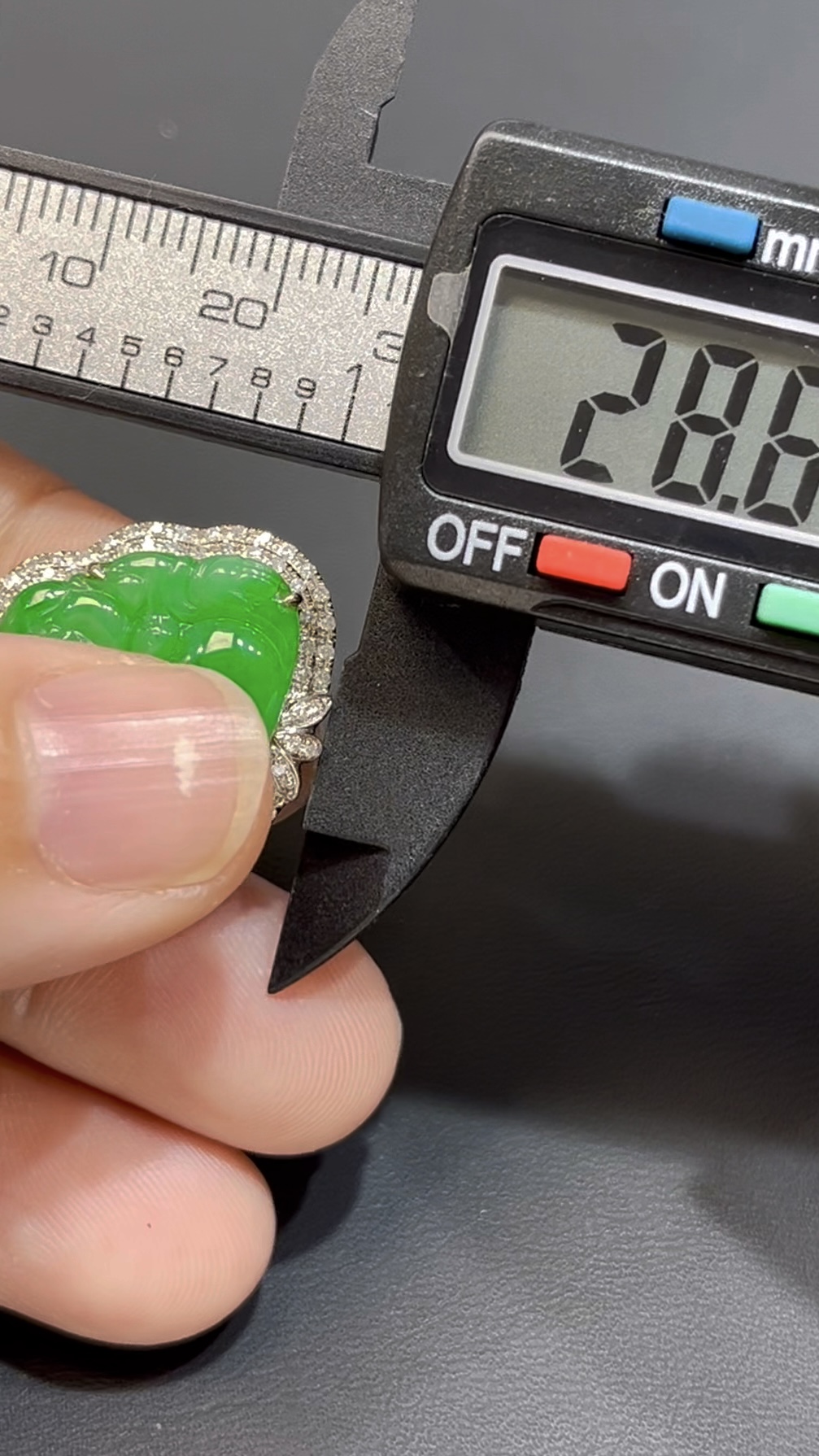 翡翠佛公吊墜|陽綠玉料 × 18K鑽石鑲嵌 × 傳統經典款式 × 女戴佛 × 吸睛翡翠推薦 #758 7 翡翠佛公吊墜|陽綠玉料 × 18K鑽石鑲嵌 × 傳統經典款式 × 女戴佛 × 吸睛翡翠推薦 #758 - Image 7