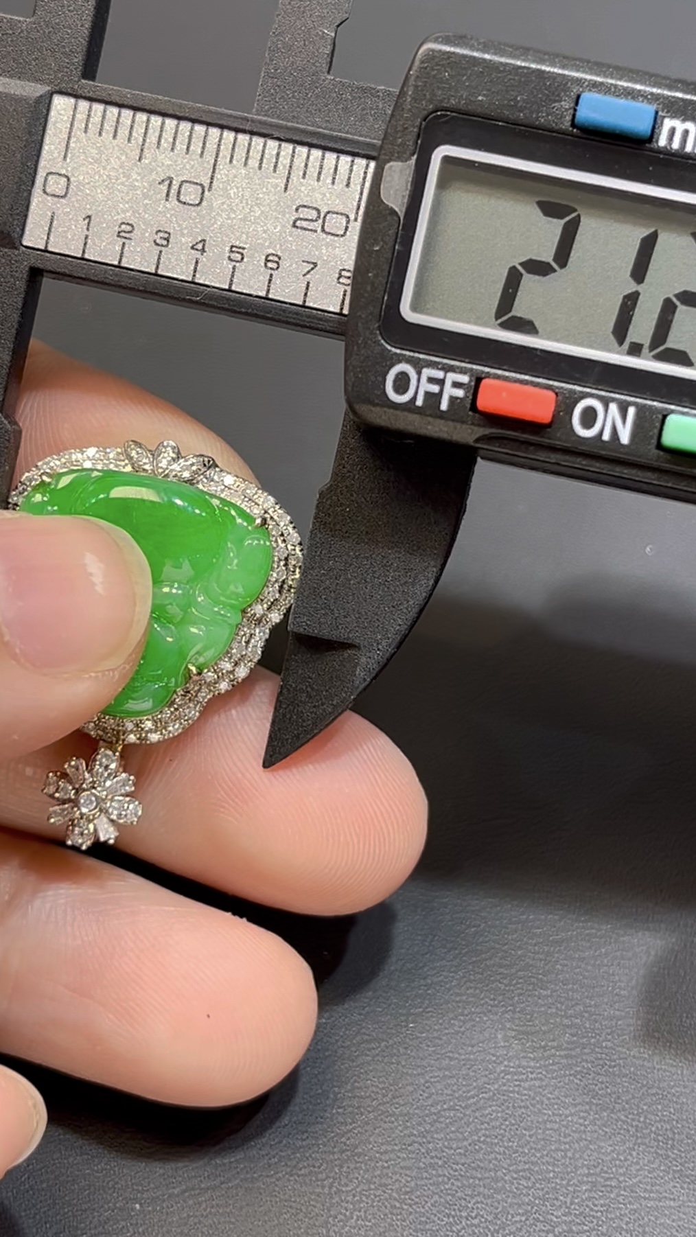 翡翠佛公吊墜|陽綠玉料 × 18K鑽石鑲嵌 × 傳統經典款式 × 女戴佛 × 吸睛翡翠推薦 #758 8 翡翠佛公吊墜|陽綠玉料 × 18K鑽石鑲嵌 × 傳統經典款式 × 女戴佛 × 吸睛翡翠推薦 #758 - Image 8